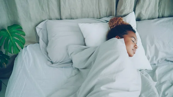 Νέοι Αφρικανική Αμερικανική Γυναίκα Ύπνο Στο Άνετο Κρεβάτι Κάτω Από — Φωτογραφία Αρχείου