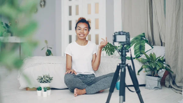 Csinos Afroamerikai Lány Kreatív Blogger Videofelvétel Növények Modern Apartman Emeleti — Stock Fotó