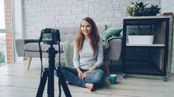 Όμορφη Νεαρή Γυναίκα Vlogger Μιλάμε Και Χειρονομώ Εγγραφής Βίντεο Επαγγελματική — Φωτογραφία Αρχείου