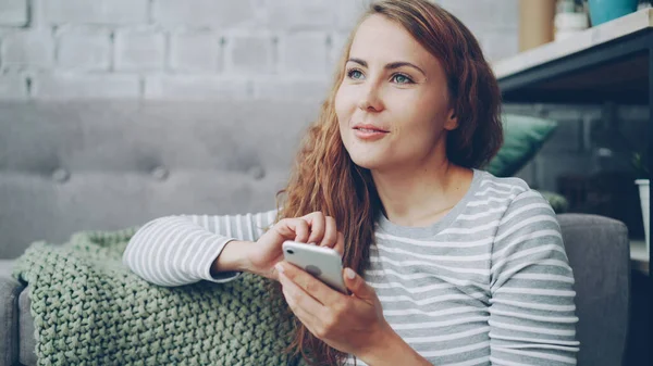 Šťastná Mladá Žena Drží Smartphone Dotknete Obrazovky Usmívá Kontrola Účtu — Stock fotografie