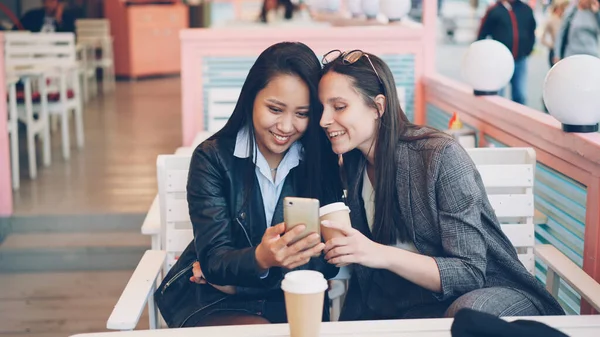 Mooie Jonge Dames Vrienden Zijn Met Behulp Van Moderne Smartphone — Stockfoto