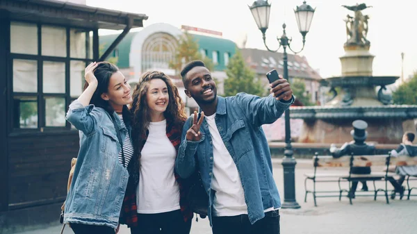 Glücklicher Afroamerikanischer Kerl Macht Selfie Mit Freunden Schöne Kaukasische Mädchen — Stockfoto