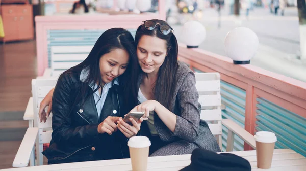 Mooie Jonge Dames Vrienden Zijn Met Behulp Van Moderne Smartphone — Stockfoto