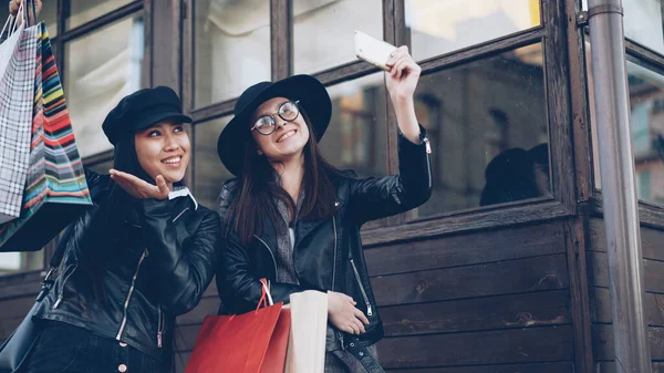 Güzel Kızlar Selfie Smartphone Ile Alarak Kağıt Çanta Sonbahar Günü — Stok fotoğraf
