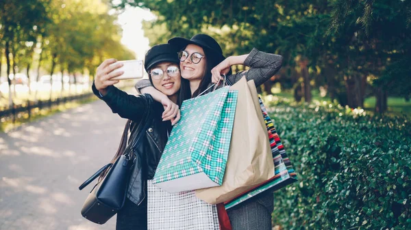 Des Amies Excitées Prennent Selfie Aide Smartphone Tiennent Des Sacs — Photo