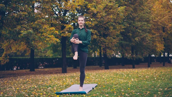 Estudiante Yoga Femenino Equilibra Una Pierna Pie Estera Área Recreativa —  Fotos de Stock