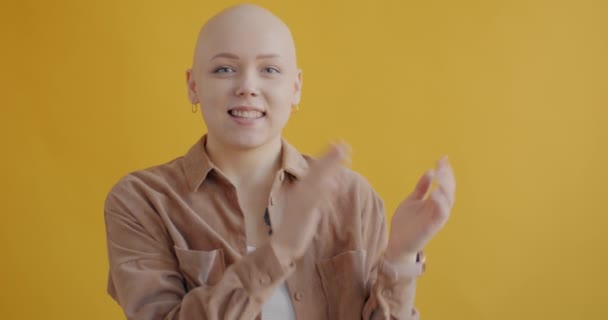 Retrato Una Joven Mujer Aplaudiendo Mirando Cámara Expresando Aprecio Pie — Vídeos de Stock