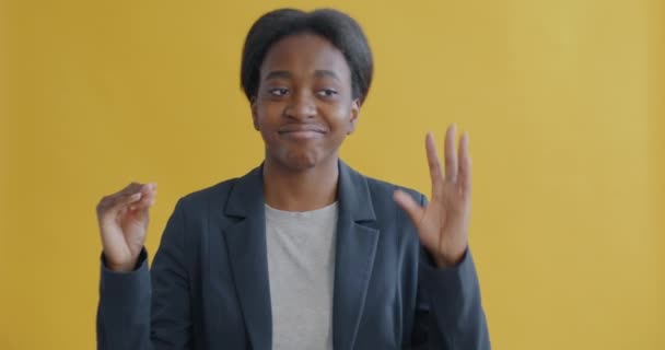 Retrato Mujer Negocios Afroamericana Haciendo Bla Bla Bla Gesto Mano — Vídeo de stock