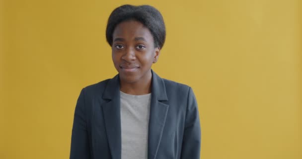 Portræt Følelsesmæssig Afrikansk Amerikansk Dame Viser Dum Tegn Rører Hovedet – Stock-video