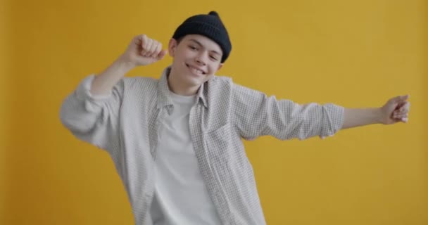 Porträtt Bekymmerslös Tonåring Unge Dansar Avkopplande Kul Ensam Gul Bakgrund — Stockvideo