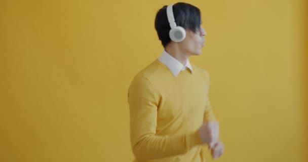 Portrait Jeune Homme Heureux Portant Des Écouteurs Sans Fil Dansant — Video