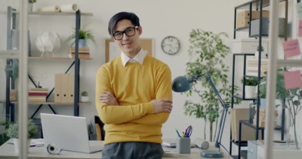Porträtt Glad Asiatisk Affärsman Står Moderna Kontor Med Armarna Korsade — Stockvideo