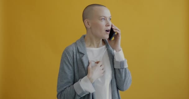 Портрет Беззаботной Молодой Женщины Болтающей Мобильному Телефону Смеющейся Жестикулирующей Жёлтом — стоковое видео