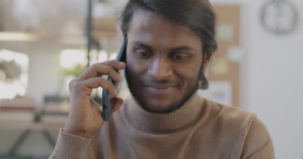 Portretul Unui Angajat Birou Indian Vorbind Telefonul Mobil Râzând Discutând — Videoclip de stoc