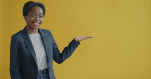 Langsom Bevægelse Smilende Ung Forretningskvinde Peger Sidelæns Anbefale Ser Kameraet – Stock-video
