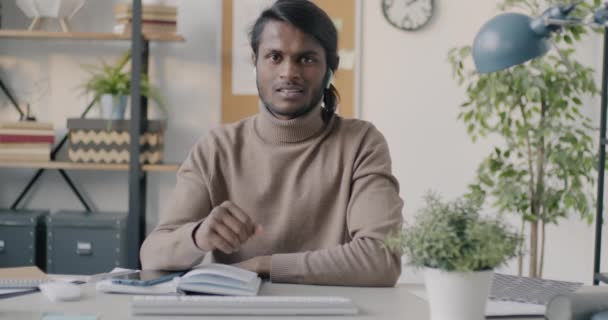 Portrét Veselého Indického Podnikatele Jak Line Video Hovor Mluví Gestikuluje — Stock video