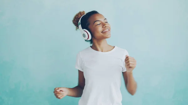 Портрет Щасливі Жінка Слухати Музику Через Безпроводових Навушників Танці Користуються — стокове фото
