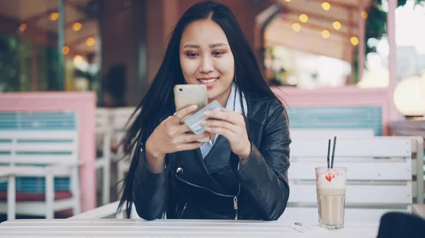 Knap Aziatisch Meisje Het Maken Van Online Betaling Met Creditcard — Stockfoto