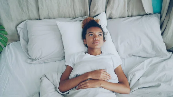 Wanita Ras Sedih Berbaring Tempat Tidur Dan Mendesah Melihat Langit — Stok Foto