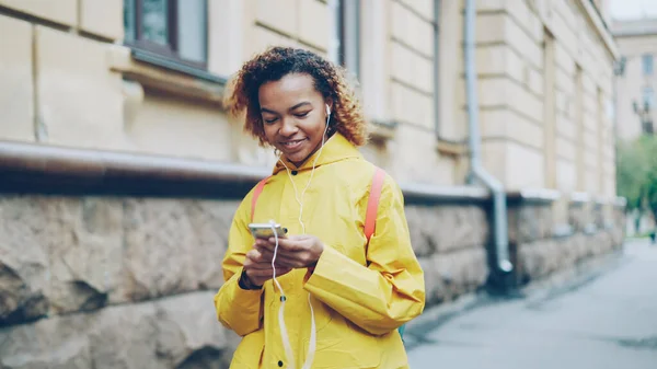 Симпатичная Афроамериканка Слушает Радио Наушниках Держит Современный Смартфон Девушка Веселится — стоковое фото