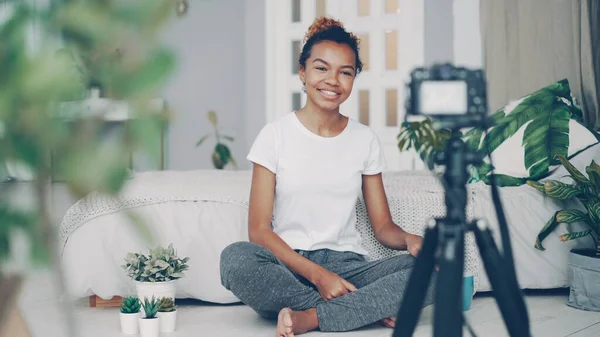 Жінка Блогер Записує Відео Відео Дивлячись Камеру Посміхаючись Емоційно Розмовляючи — стокове фото