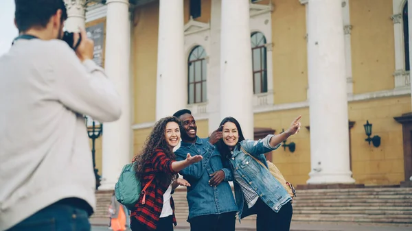Fröhliche Touristen Männer Und Frauen Posieren Für Die Kamera Mit — Stockfoto