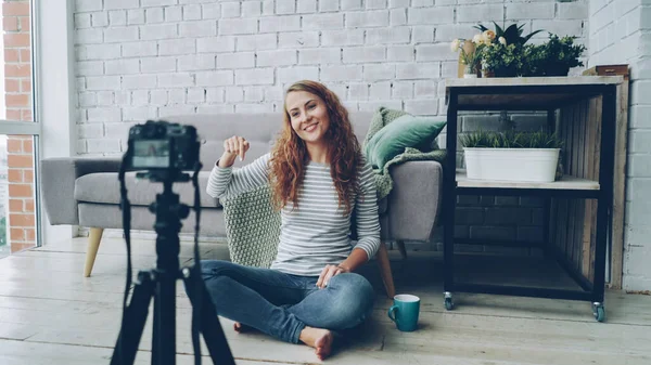 Blogueira Feliz Está Gravando Vídeo Para Videolog Internet Falando Gesticulando — Fotografia de Stock