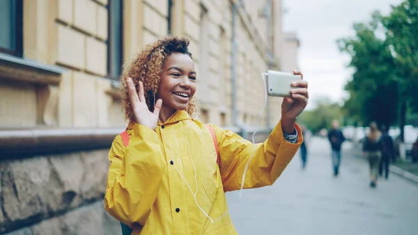 Симпатичный Афро Американский Подросток Разговаривает Друзьями Онлин Помощью Смартфона Смотрит — стоковое фото