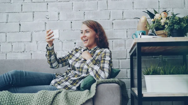 Mooie Jonge Vrouw Chatten Met Vrienden Smartphone Scherm Kijken Praten — Stockfoto