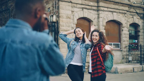 African American Man Tourist Taking Pictures His Pretty Female Friends — Stock Photo, Image