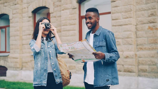 Šťastný Afroameričan Běloška Cestovatelé Dívají Mapu Fotí Venku Pak Odchází — Stock fotografie