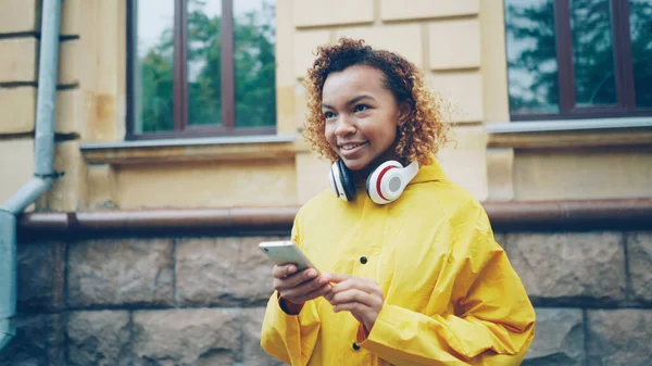 Счастливый Афроамериканец Использует Смартфоны Просматривая Переписываясь Друзьями Стоящими Улице Современного — стоковое фото