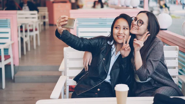Krásné Mladé Ženy Berou Selfie Kavárně Stolu Pomocí Chytrého Telefonu — Stock fotografie