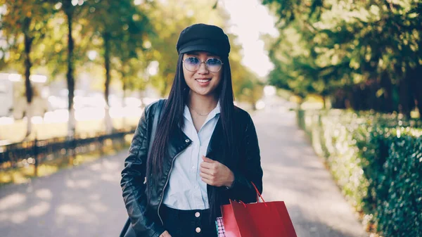 Portret Van Leuke Aziatische Meisje Trendy Leren Jas Cap Kijken — Stockfoto