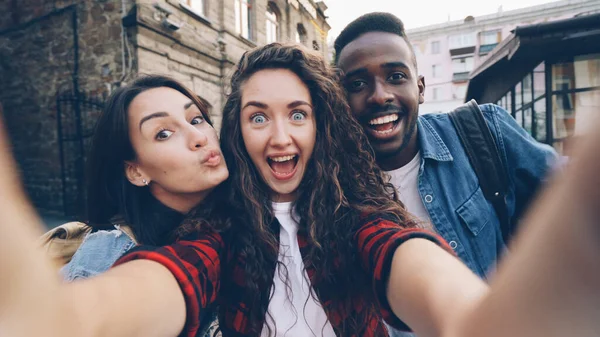 Punto Vista Girato Gioiose Ragazze Ragazzi Multietnico Prendere Selfie Tenendo — Foto Stock