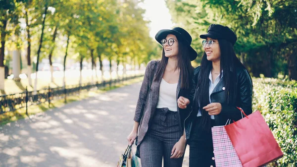 Vackra Flickor Vänner Har Roligt Gatan Promenader Med Shoppingkassar Skrattar — Stockfoto