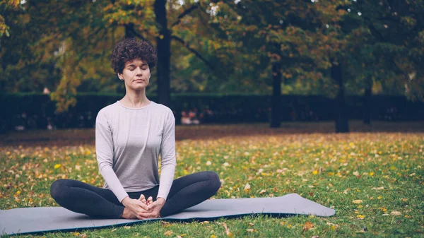 Joven Flexible Está Sentada Esterilla Pose Yoga Disfrutando Del Aire —  Fotos de Stock