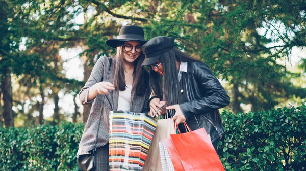 Twee Jonge Vrouwen Shopaholics Gaat Straat Van Stad Kijken Naar — Stockfoto