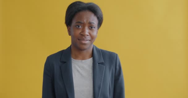 Porträt Einer Afroamerikanerin Die Ihr Gesicht Berührt Und Vor Gelbem — Stockvideo