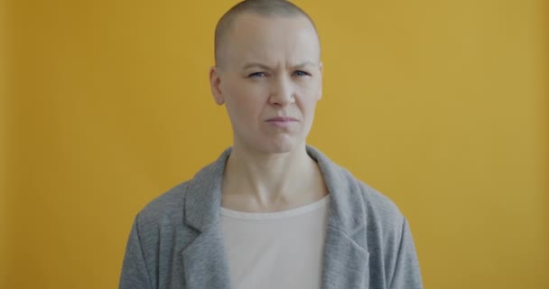 Sinirli Bir Kadının Yavaş Hareket Eden Portresi Sarı Arka Planda — Stok video