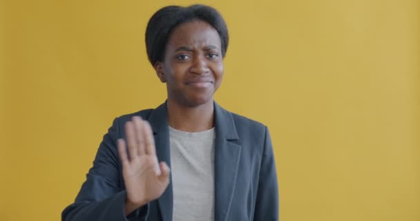 Portræt Afrikansk Amerikansk Dame Ryster Hovedet Gestus Udtrykker Uenighed Gul – Stock-video