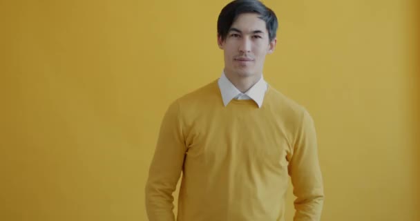 Portrét Přátelského Asiata Mávající Rukama Usmívajícího Při Pohledu Kameru Stojící — Stock video