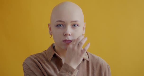 Portrait Une Jeune Femme Sérieuse Faisant Geste Bouche Zippée Promettant — Video