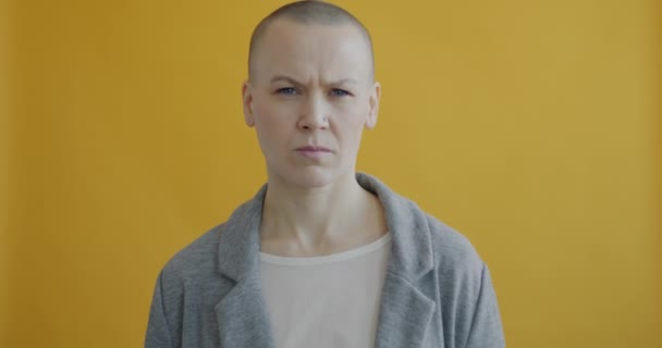 Porträt Einer Unzufriedenen Frau Die Mit Dem Kopf Wedelt Und — Stockvideo