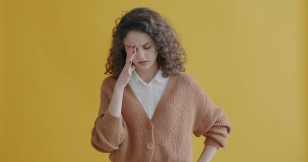 Retrato Mujer Joven Avergonzada Escondiendo Cara Con Las Manos Sacudiendo — Vídeo de stock