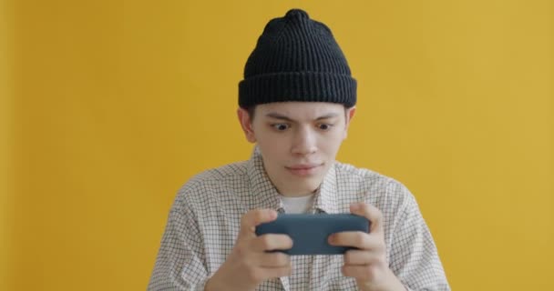 Šťastný Teenager Hraje Videohru Chytrým Telefonem Vyhrávat Smích Baví Žlutém — Stock video