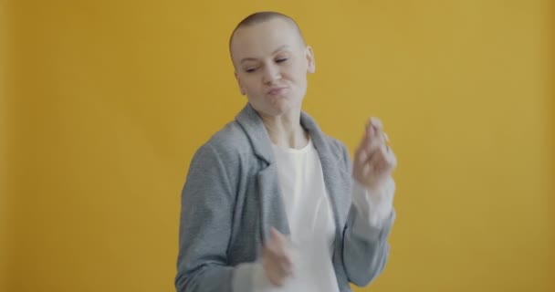 Retrato Jovem Despreocupada Dançando Sozinha Fundo Amarelo Relaxante Apreciando Música — Vídeo de Stock