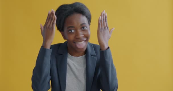 Весела Молода Жінка Грає Ховається Шукає Робить Смішні Обличчя Дивлячись — стокове відео