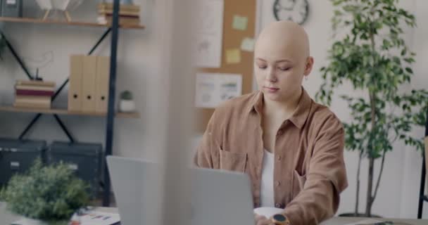 ラップトップで働く創造的な従業員のスローモーションと現代のオフィスの机に座って書く テクノロジーと起業家のコンセプト — ストック動画