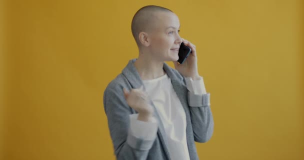 Portret Emocjonalnej Kobiety Mówiącej Przez Telefon Komórkowy Cieszącej Się Telefonem — Wideo stockowe